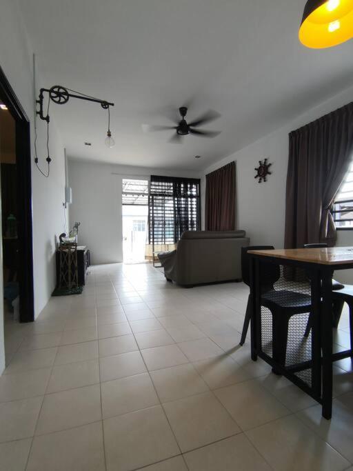 MODERN , SPACIOUS GAMBANG UMP 18 Guest House Exterior foto