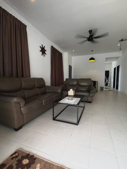 MODERN , SPACIOUS GAMBANG UMP 18 Guest House Exterior foto