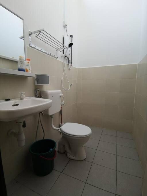 MODERN , SPACIOUS GAMBANG UMP 18 Guest House Exterior foto
